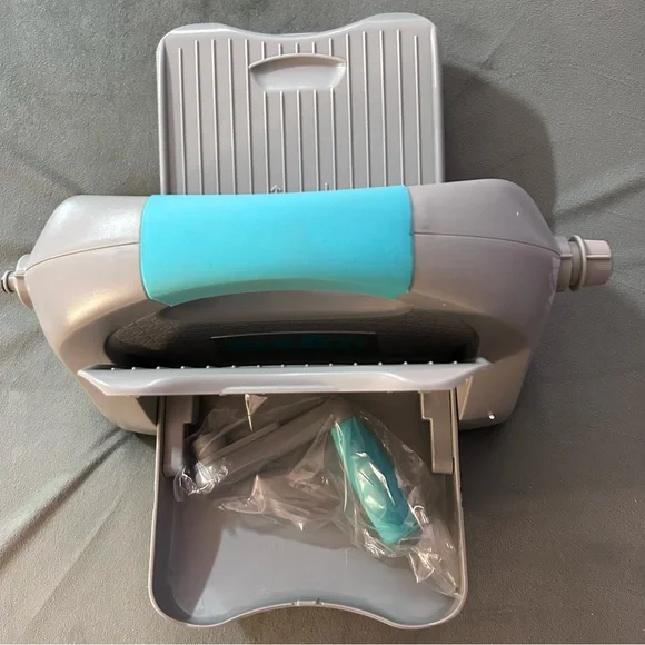 We R Memory Keepers Evolution Advanced die-cut & embossing machine - Picture 12 of 15